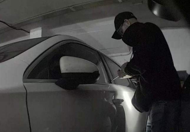 El ladrón forzando el coche / Mossos d’Esquadra