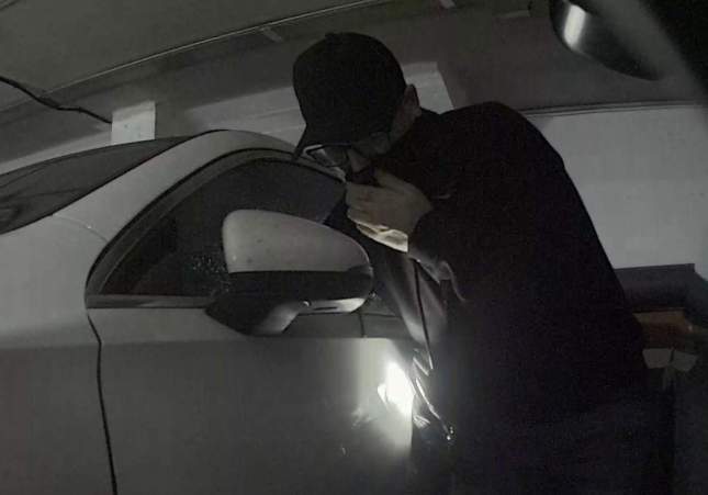 El lladre robant els objectes del cotxe / Mossos d’Esquadra