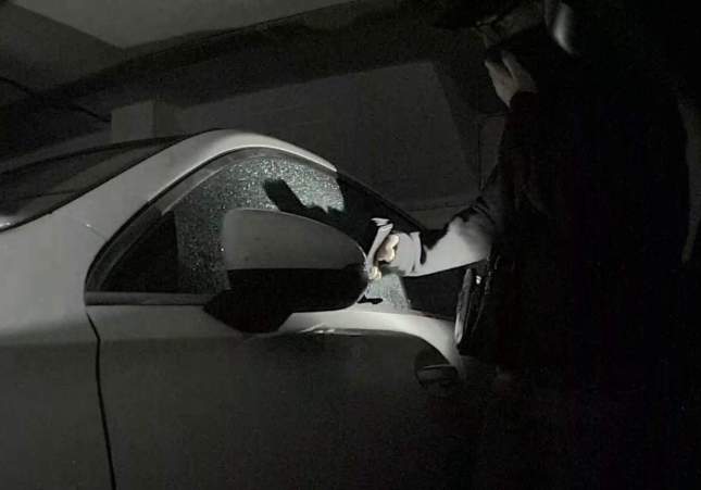 El ladrón durante el robo / Mossos d’Esquadra