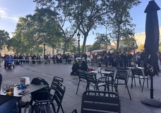 Agents de la Guàrdia Urbana retenint un dels implicats a plaça Catalunya / Cedida