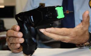 Pistola taser policia local llinars del vallès