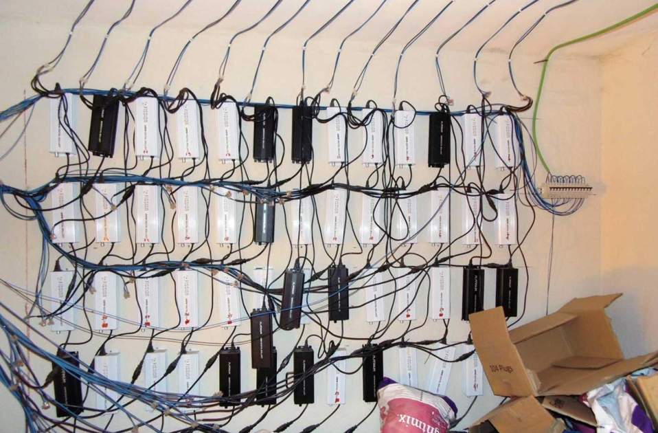 Infraestructura elèctrica amb la llum punxada / Mossos