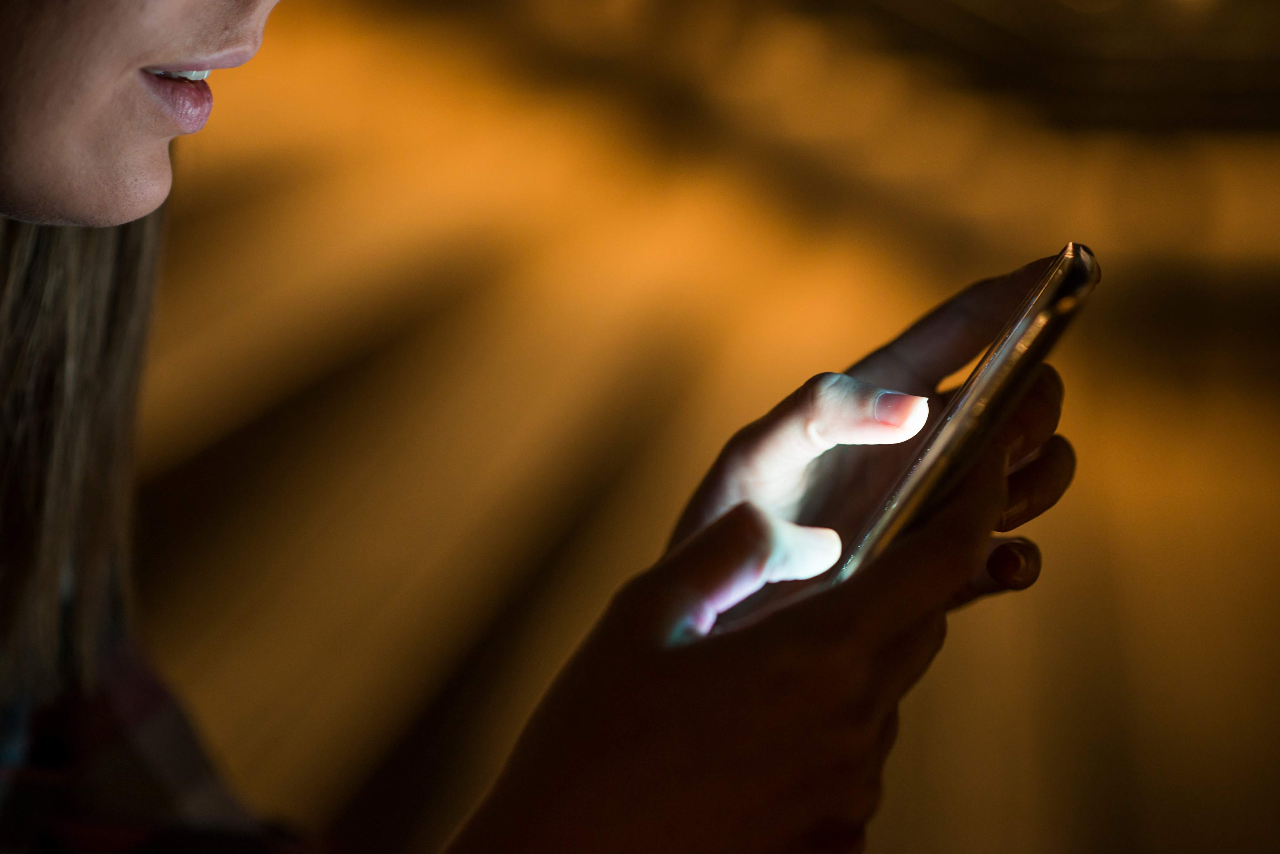 Freepik dona telèfon mòbil