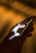 Freepik dona telèfon mòbil