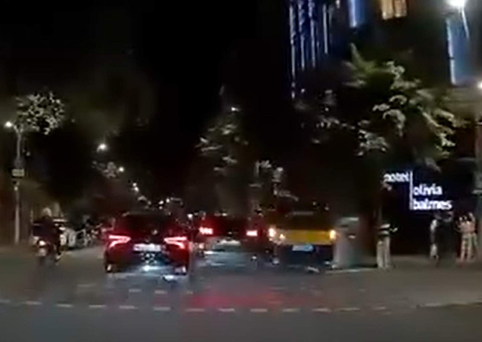 un cotxe impacta contra un taxi a barcelona