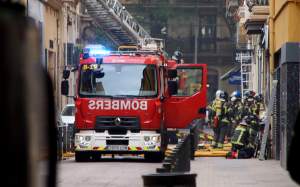 Bombers treballant al carrer de Venero   ACN   Blanca Bay