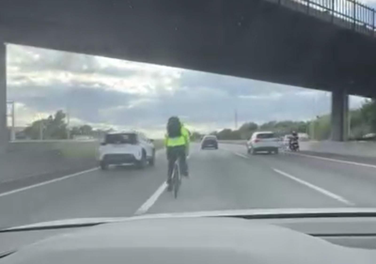Un ciclista posa tothom en perill circulant il·legalment per l'autopista C-58, a Badia del Vallès