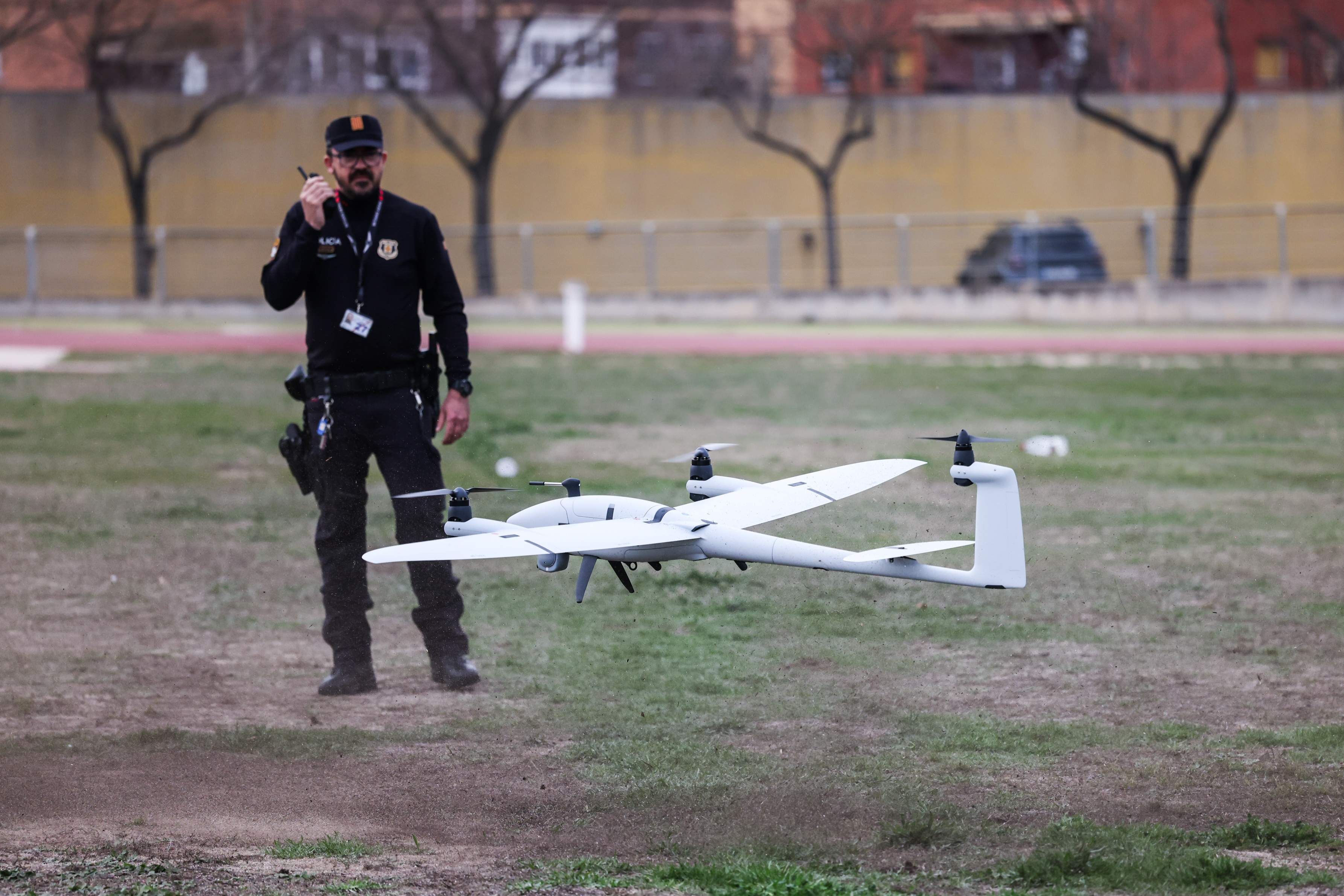 Agent dels Mossos d'Esquadra amb un dron