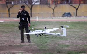 Agent dels Mossos d'Esquadra amb un dron