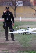 Agent dels Mossos d'Esquadra amb un dron