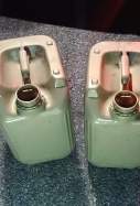 Dos bidons de gasolina recuperats pels policies / Mossos d'Esquadra