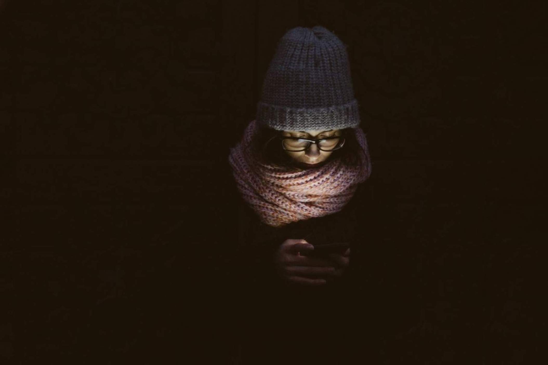 mujer movil noche