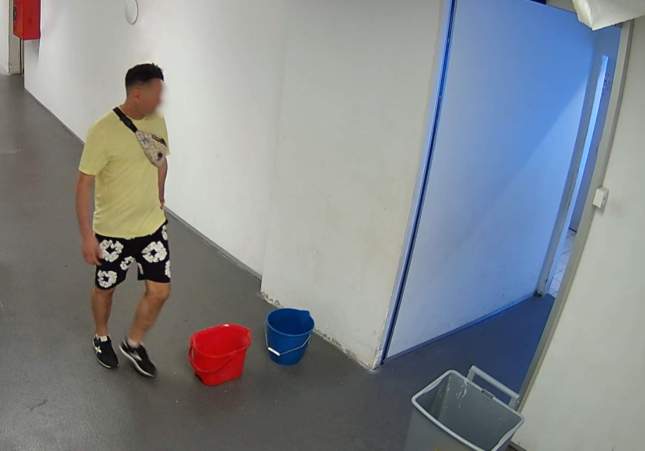 El lladre davant dels lavabos del centre comercial / Mossos d'Esquadra El lladre davant dels lavabos del centre comercial / Mossos d'Esquadra