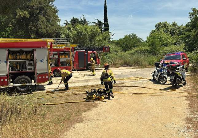 Bombers desplaçats per apagar el foc / Ajuntament de Blanes