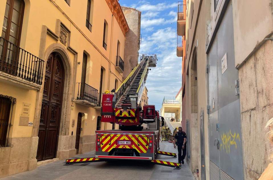 Bombers revisant l'estat de l'edifici / Ajuntament de Tortosa Bombers revisant l'estat de l'edifici / Ajuntament de Tortosa