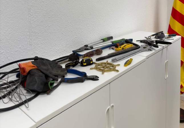 Eines trobades dins la furgoneta / Policia Local de Sant Hilari Sacalm