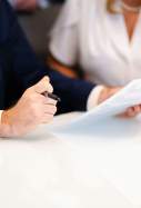 firma de un contrato de compra de acciones foto carrie allen unsplash