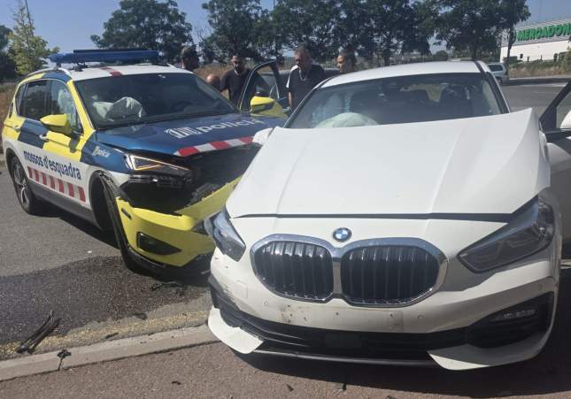Cotxe fugitiu xoca amb el dels Mossos a Vilafranca del Penedès