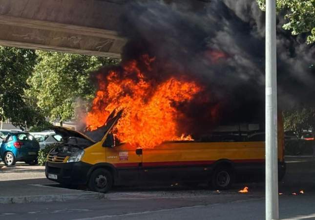 Imatge de l'autobús en flames / Anti Radars Garrotxa
