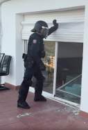Policia Nacional CNP entrant en una casa a Castelldefels