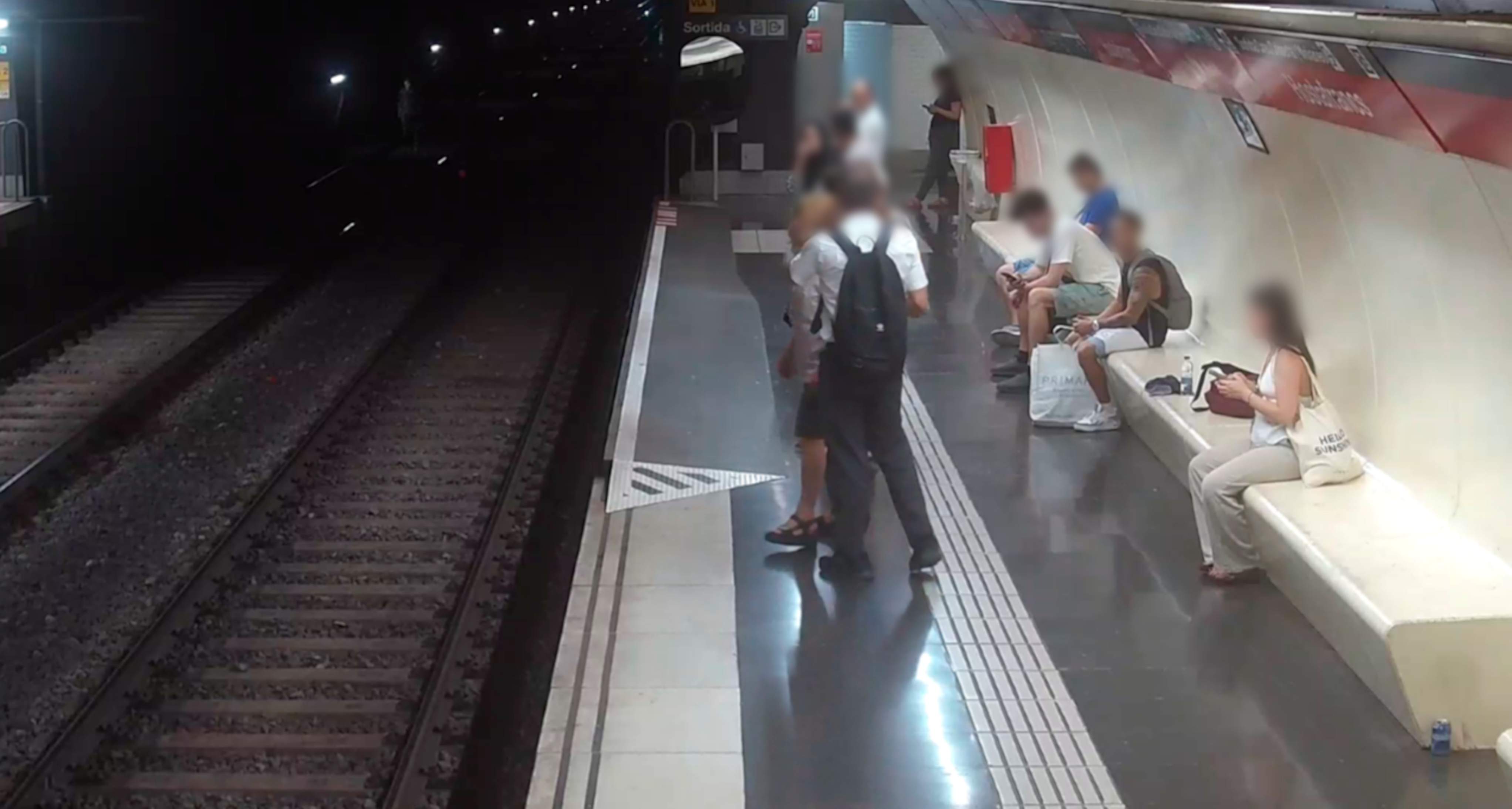 Imatge robatori andana metro barcelona