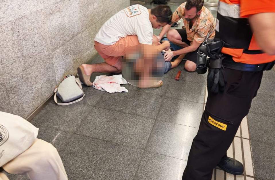 Persones atenent l'home després de l'agressió / Cedida