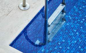 recurs escala piscina