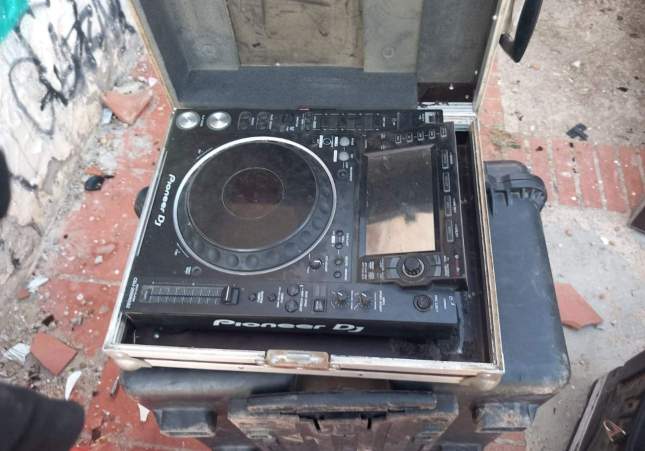 Taula de mescles a la Rave Mossos d'Esquadra Taula de mescles a la Rave Mossos d'Esquadra