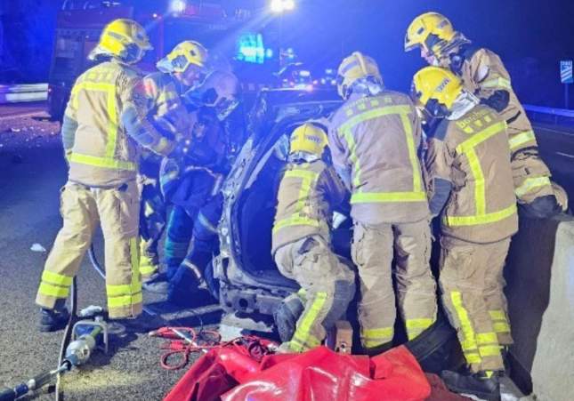 Els Bombers rescaten una persona atrapada Els Bombers rescaten una persona atrapada