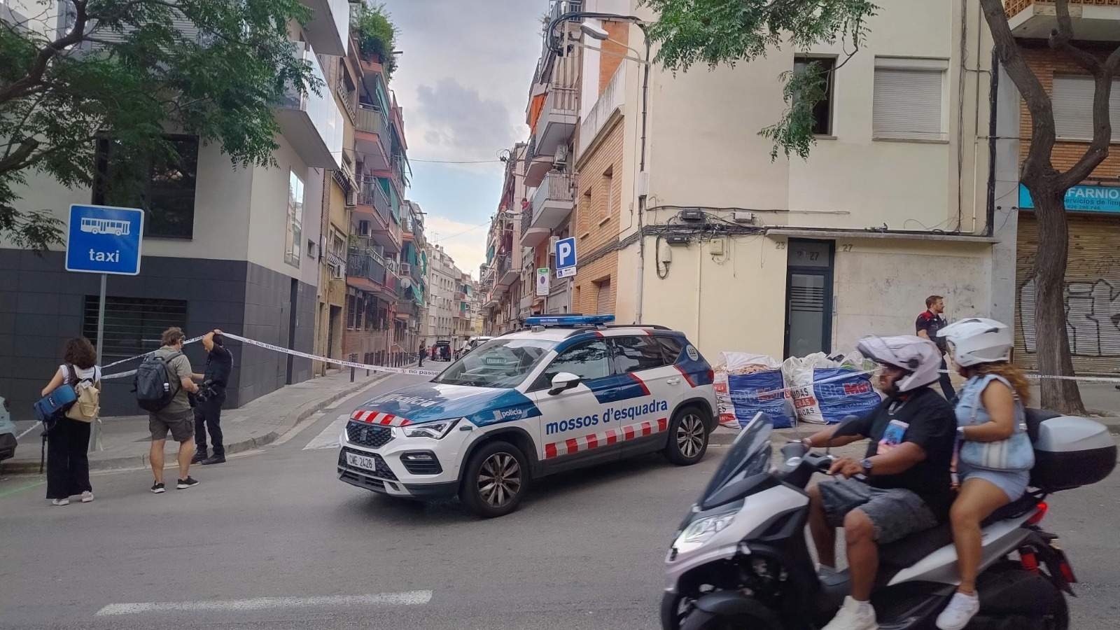 Dispositivo de los Mossos en la calle de Almansa / Jordi Palmer Dispositivo de los Mossos en la calle de Almansa / Jordi Palmer