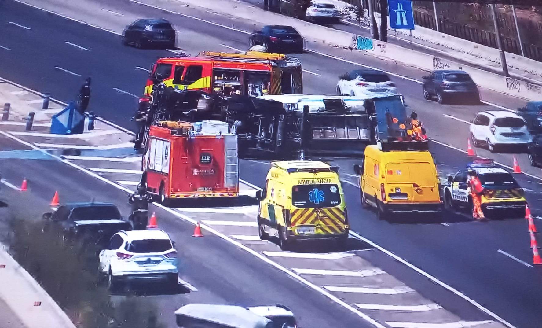 Serveis d'emergències treballant a la carretera C-58 / Trànsit
