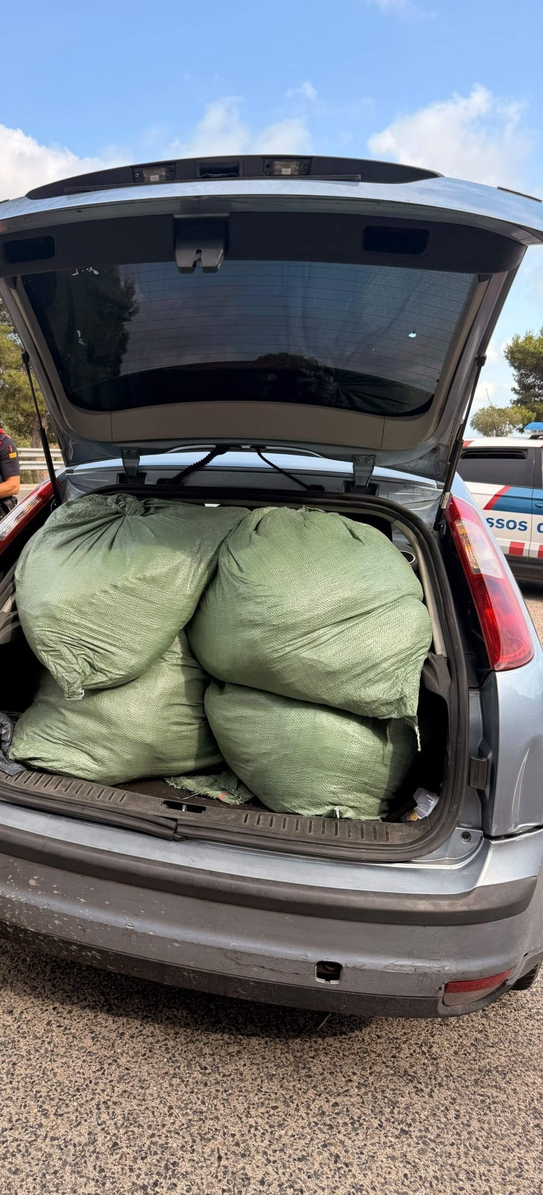 El cotxe dels detinguts anava farcit amb set sacs carregats de roba falsificada  Mossos d'Esquadra