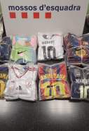 Els Mossos d’Esquadra detenen a Amposta un home amb 867 samarretes esportives presumptament falsificades