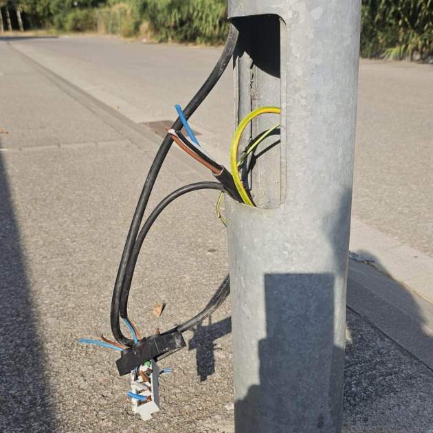 Cobre arrancado de una farola / Ajuntament de Figueres