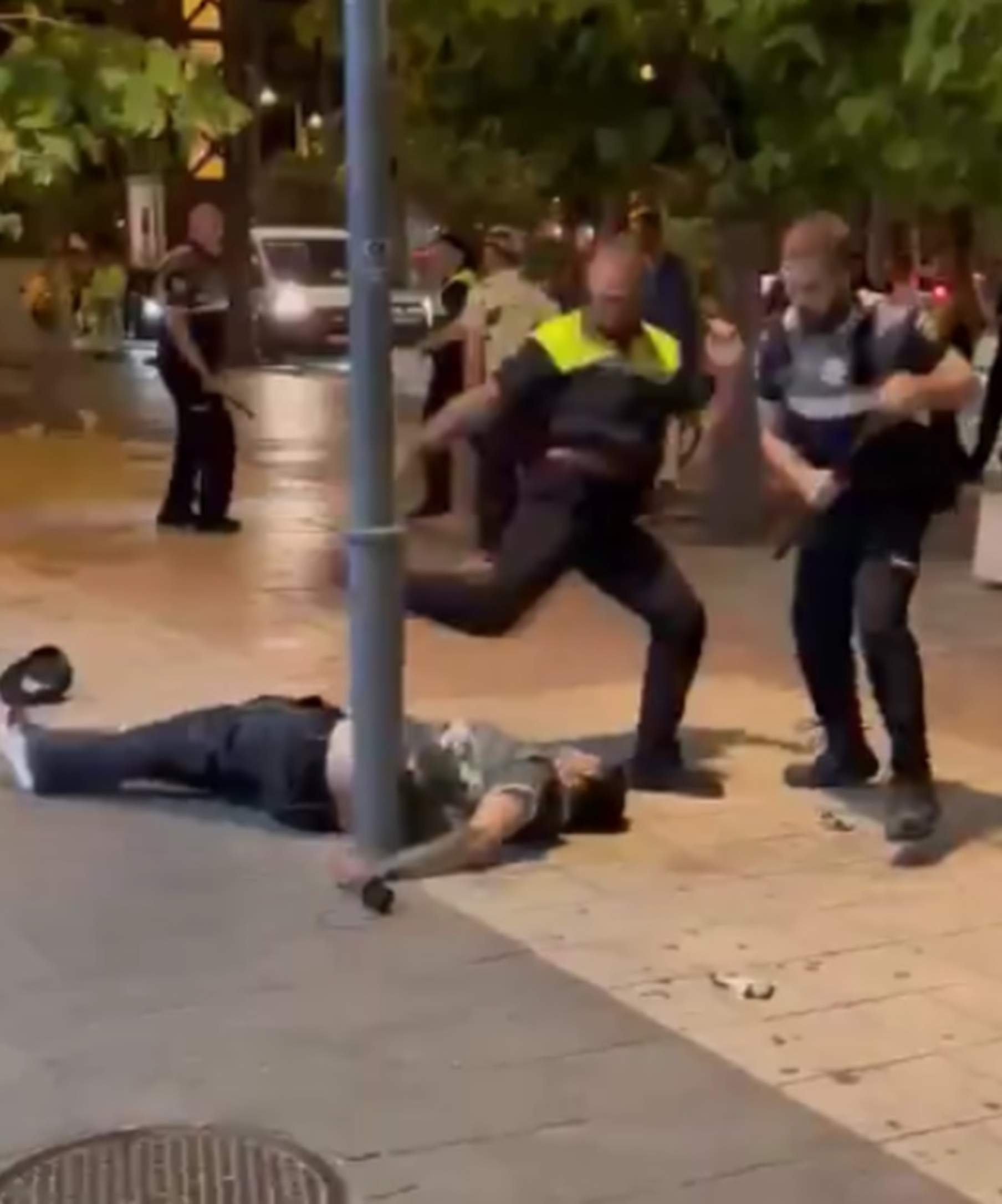 Agressió agent civic barcelona