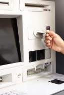 cajero automatico para la retirada de dinero con tarjeta freepik