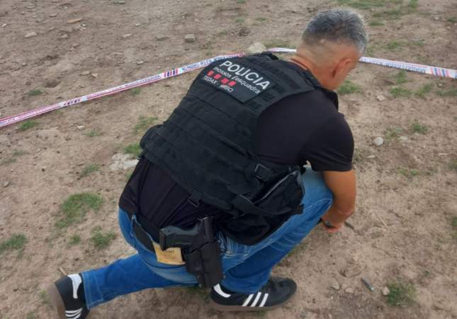 Agent del Mossos fent-se càrrec de la granada / Mossos d'Esquadra