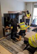 Agents escorcollant el narcopis / Mossos d'Esquadra