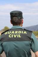 EuropaPress 4578187 agente guardia civil junto vehiculo carretera foto archivo