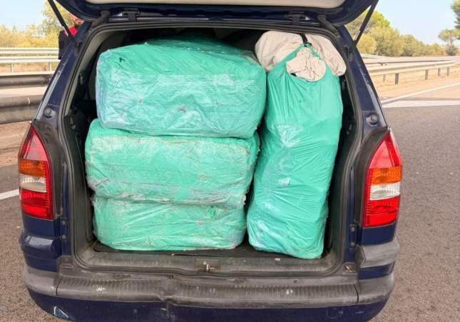 El cotxe del detingut carregat de falsificacions / Mossos d'Esquadra