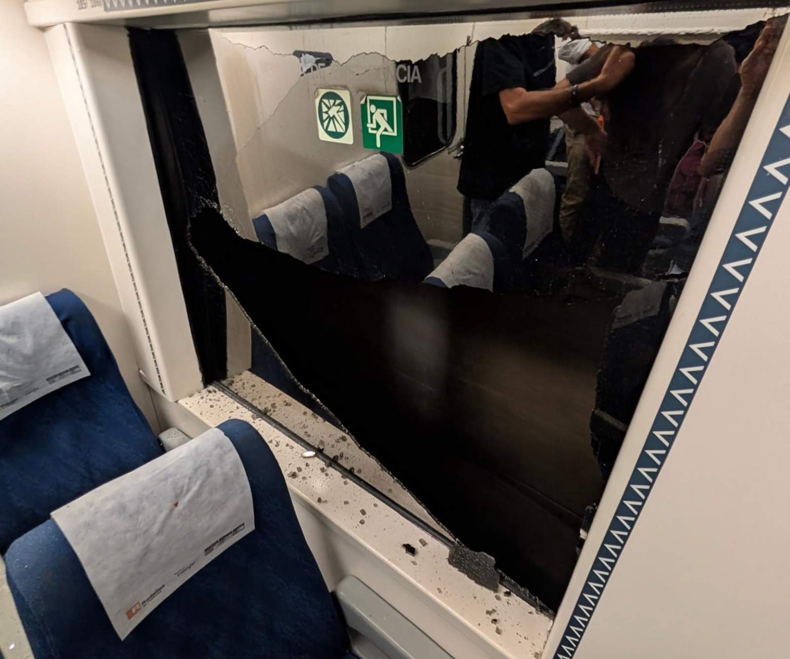 La finestra del tren trencada, després de rebre l'impacte de la pedra / Facebook / La província de Tarragona La finestra del tren trencada, després de rebre l'impacte de la pedra / Facebook / La província de Tarragona