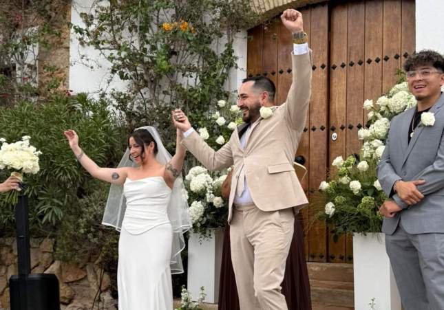 La parella celebrant el casament / Cedida La parella celebrant el casament / Cedida