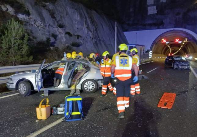 Bombers i sanitaris assitint la dona ferida / Bombers