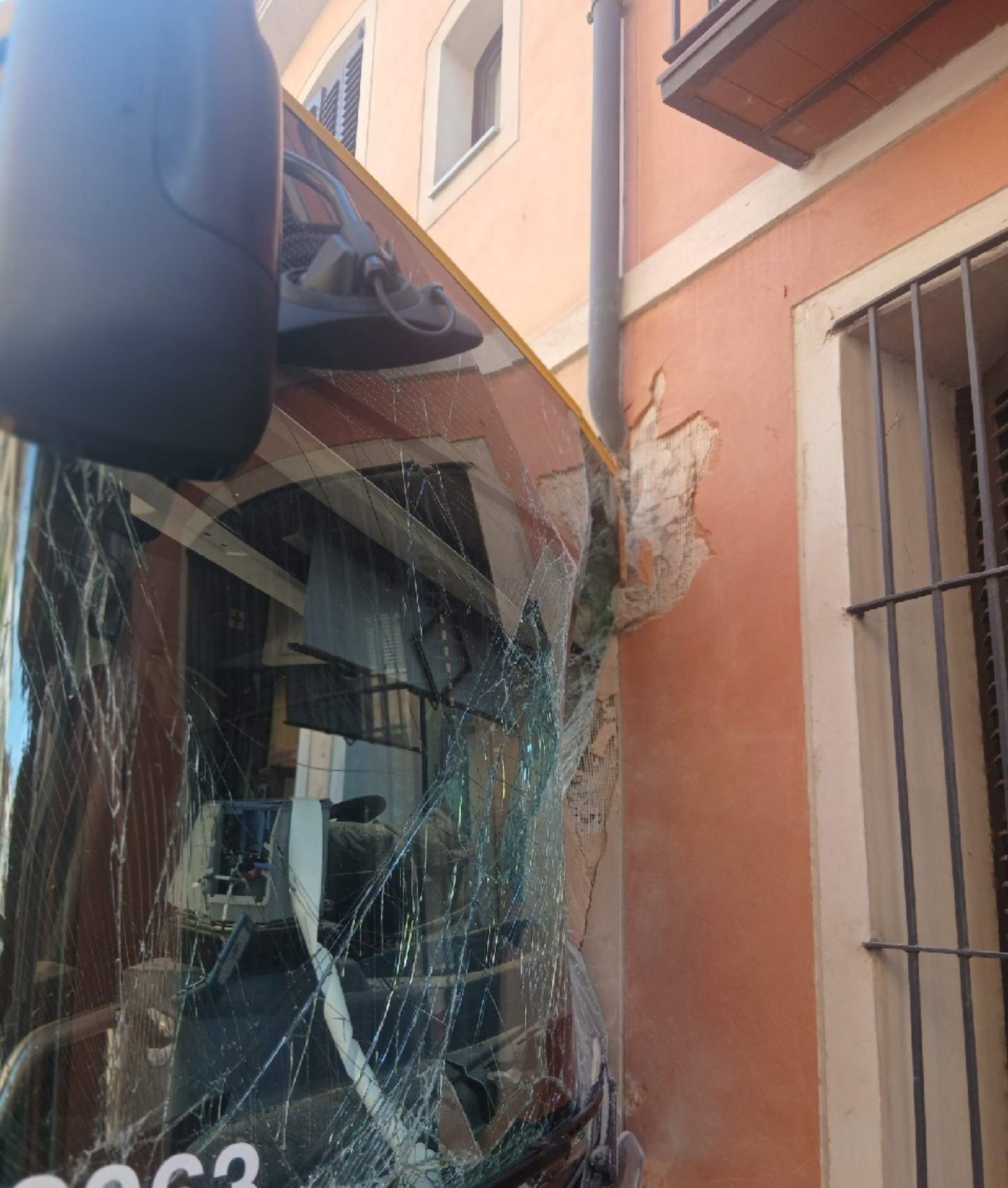Estat de l'autobús després de xocar contra la façana / Bombers