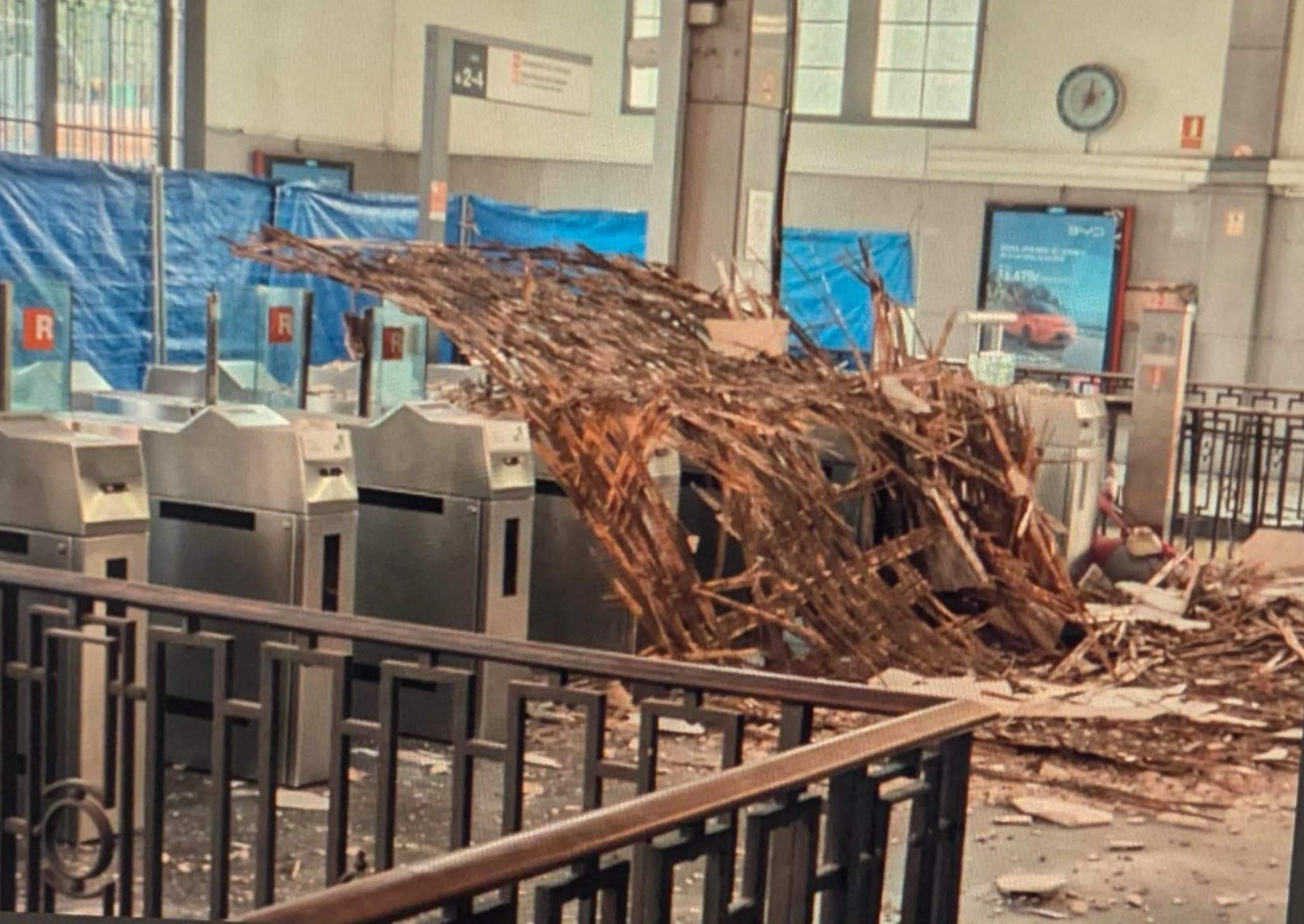 Imatge del vestíbul de l'estació després de caure el fals sostre Imatge del vestíbul de l'estació després de caure el fals sostre
