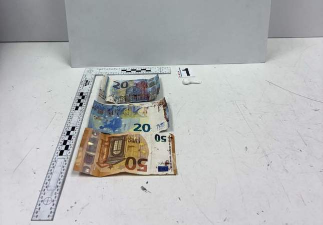 Bitllets ensangonats i una dosi de cocaïna / Mossos d'Esquadra Bitllets ensangonats i una dosi de cocaïna / Mossos d'Esquadra