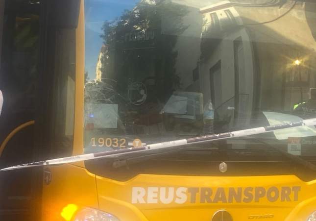 El vidre de l'autobús, danyat a causa del sinistre / Cedida El vidre de l'autobús, danyat a causa del sinistre / Cedida