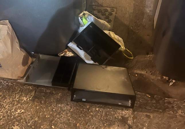 La caixa registradora abandonada al costat d'uns contenidors / Mossos d'Esquadra