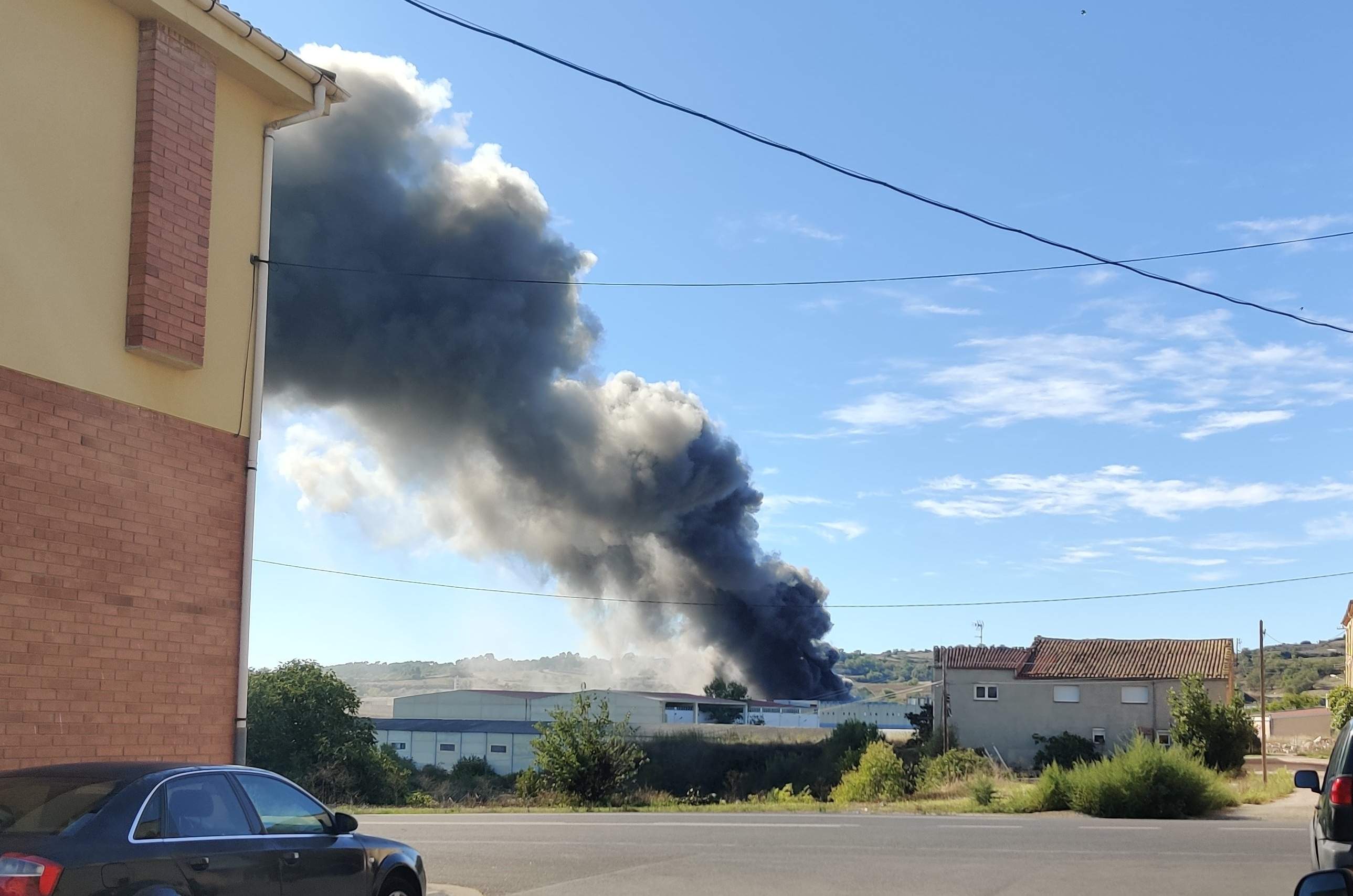 Columna de fum que ha provocat l'incendi / Cedida