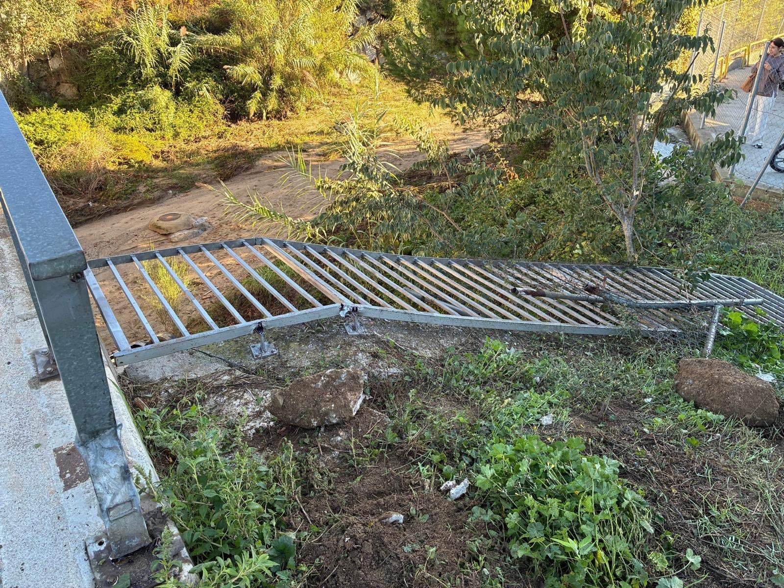 Estat de la tanca després de l'accident / Cedida